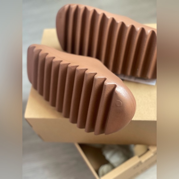 Yeezy Slides (Flax) NWT - Picture 7 of 13